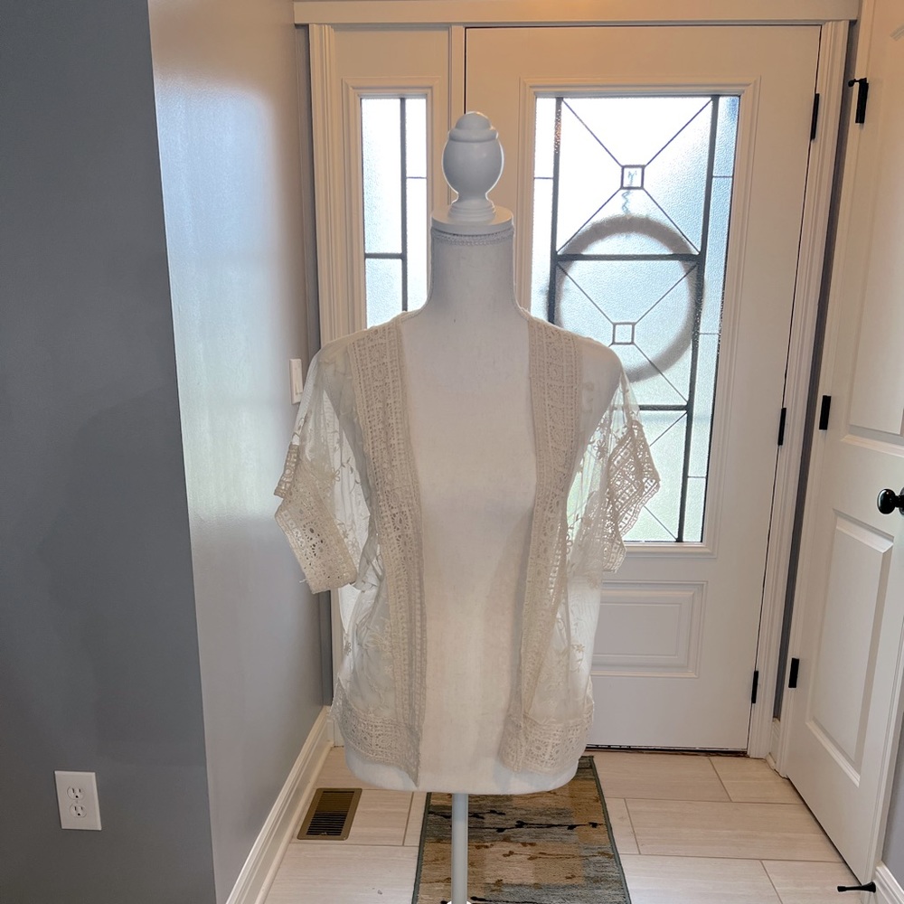 Beautiful lace short sleeve shrug
